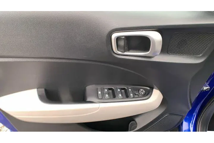 $18990 : Hyundai VENUE 2023 SEL 4dr C image 10