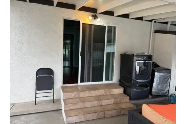 $1100 : cuarto privado y baño, downey image 4