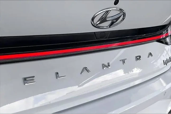 $19897 : Hyundai ELANTRA Hybrid 2021 image 10