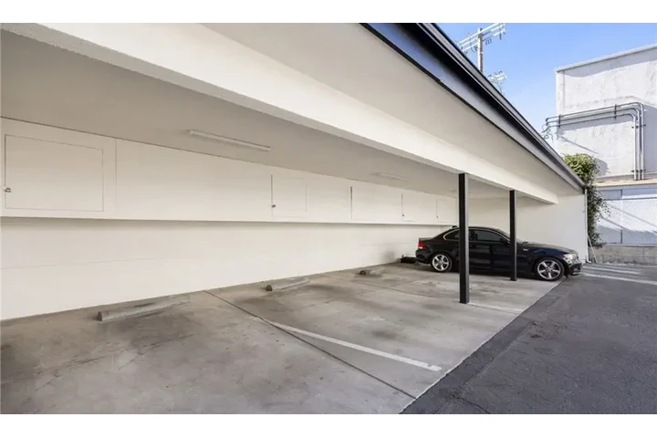 $2395 : 13018 Valleyheart Dr Unit 4 Lo image 7