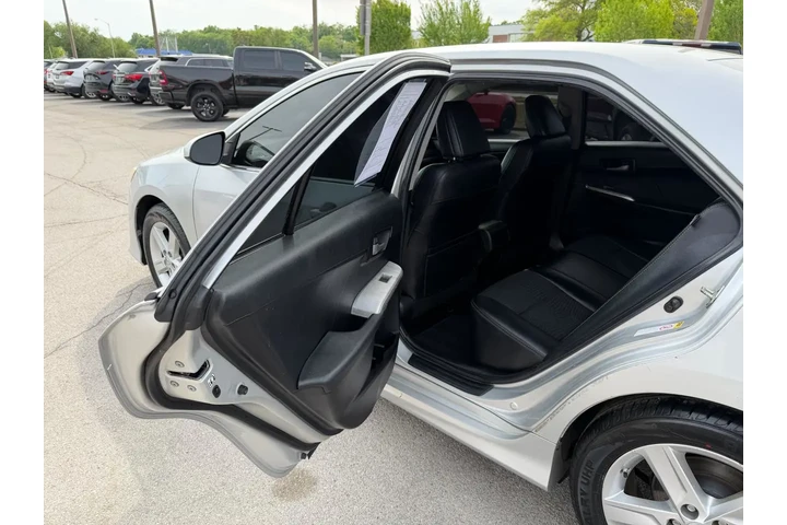 2014 Camry SE image 9