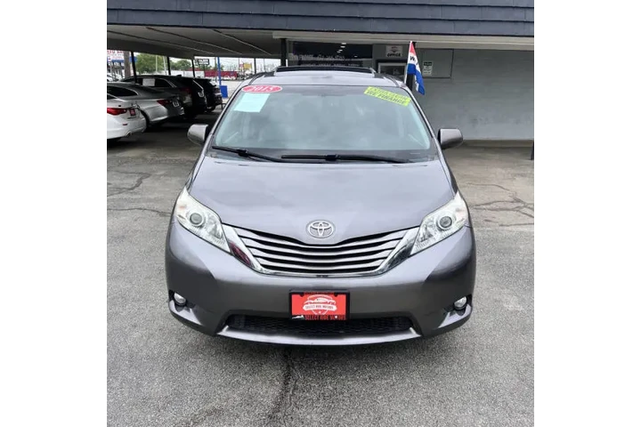 $16999 : 2015 Sienna XLE 8-Passenger image 5