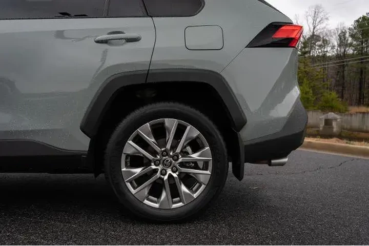 $19877 : Toyota RAV4 2019 AWD XLE Pre image 6