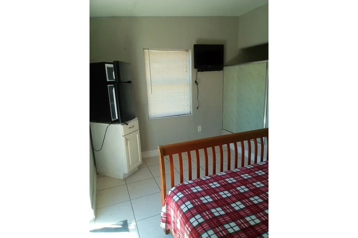 $690 : Rento cuarto independiente image 2