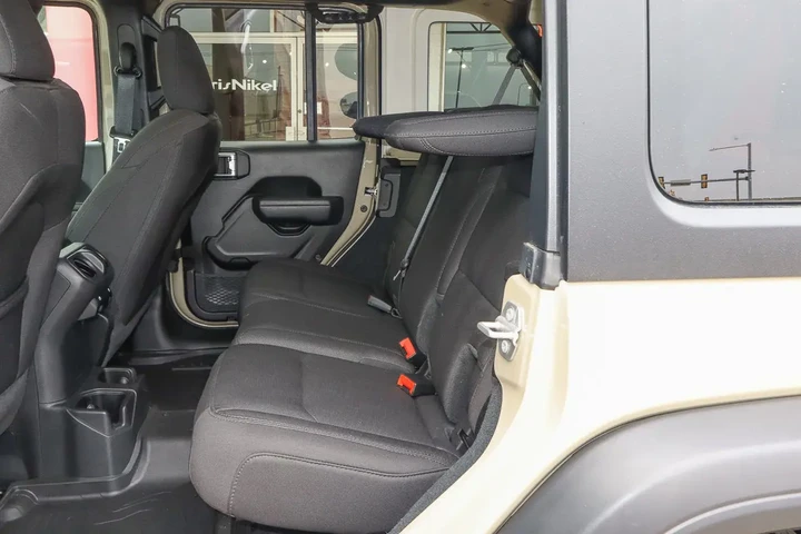 $35988 : 2022 Wrangler Unlimited Willy image 8