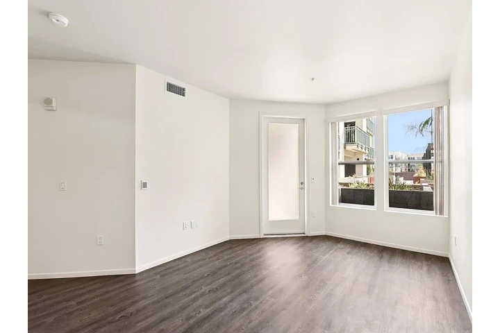 $1200 : 1bed and 1bath for rent image 3