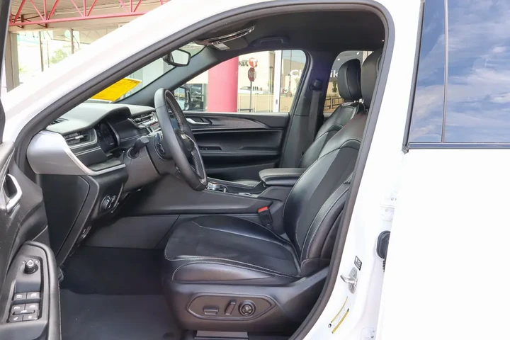 $27488 : 2023 Grand Cherokee Altitude image 7