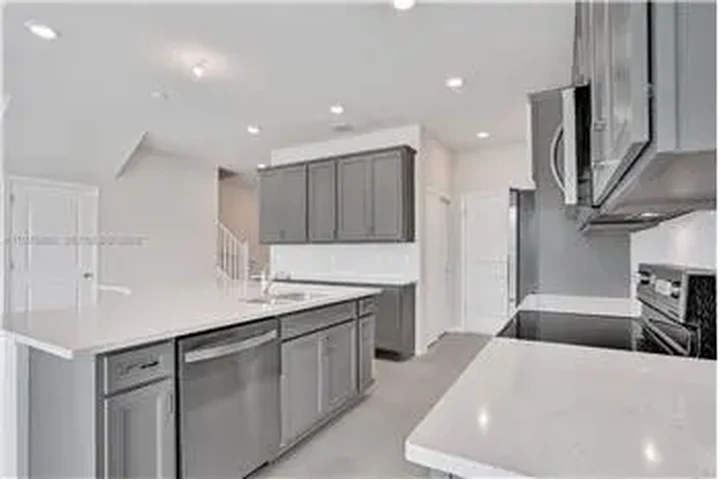 $4100 : Rental property with 3 bedro image 4