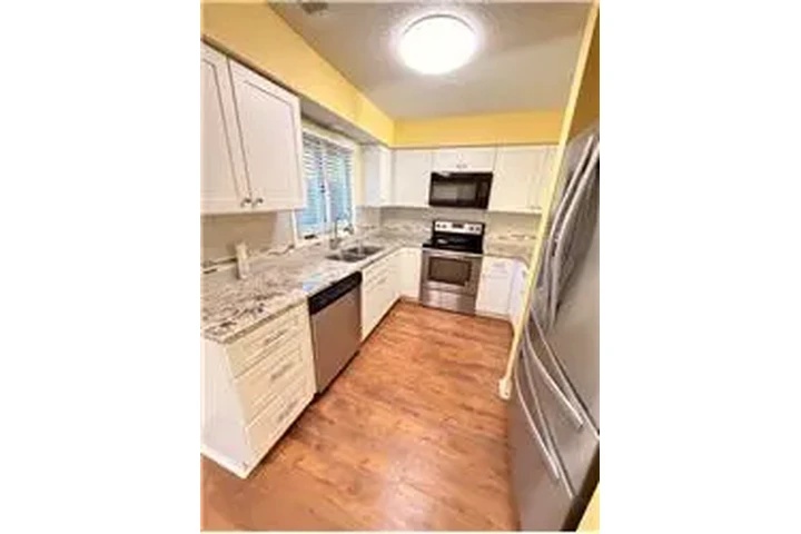 $2000 : Rental property with 3 bedro image 9