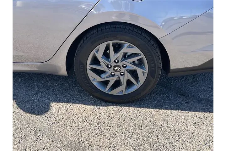 $22205 : Hyundai ELANTRA 2024 SEL 4dr image 5