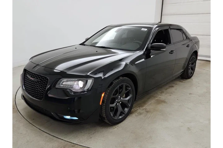 $27998 : Chrysler 300 2023 S V6 4dr S image 3
