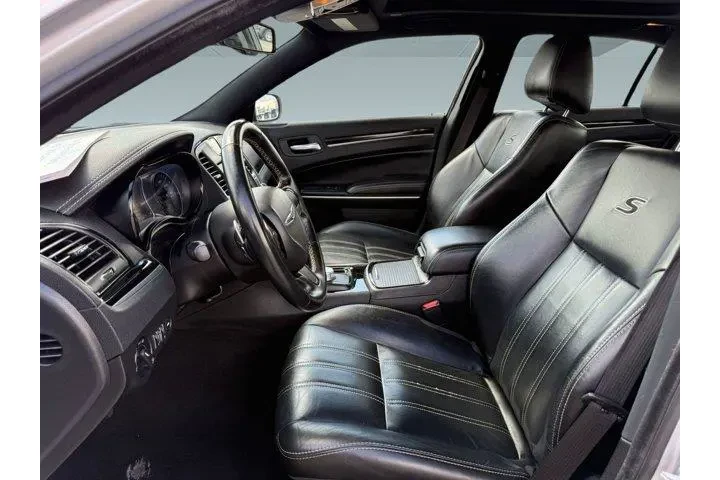 $22996 : Chrysler 300 2022 S V6 4dr S image 2