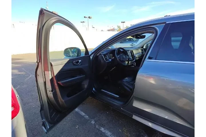 $17893 : Volvo XC60 2020 AWD T5 Momen image 5