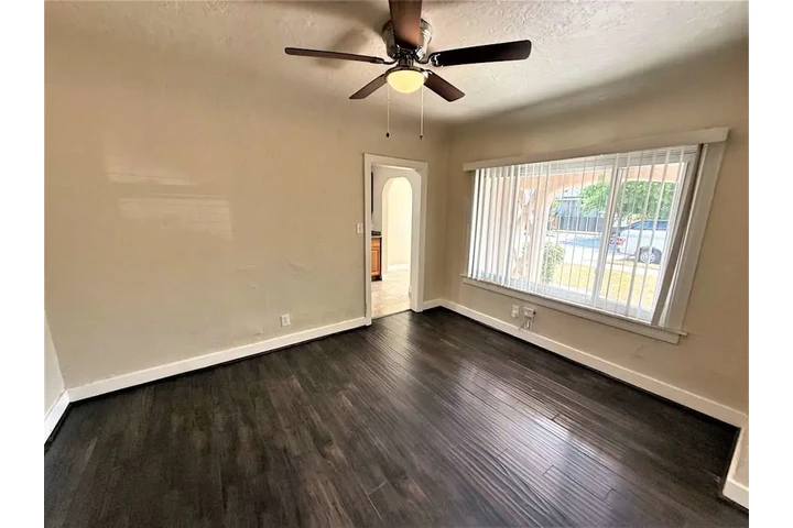 $2000 : 2 bed 1 bath home in LA image 5