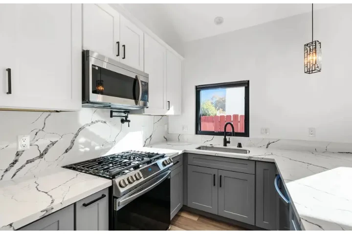 $2430 : 3bed and 2bath Korean town LA image 8