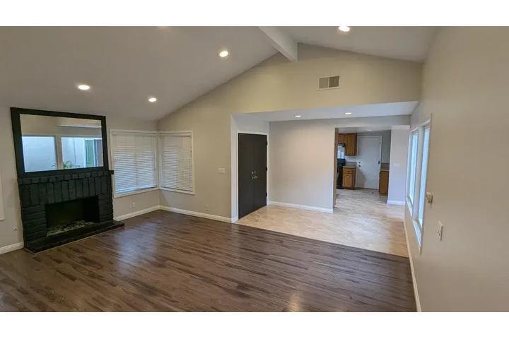 $1490 : Santa Ana - Available Now image 4