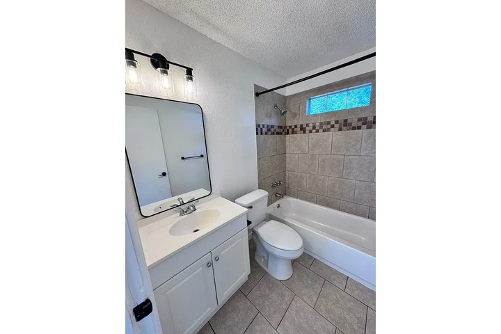 $900 : Esta casa renovada ya está image 10