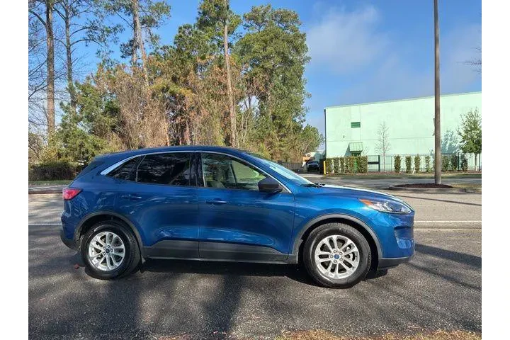 $17813 : Ford Escape 2022 SE 4dr SUV image 2
