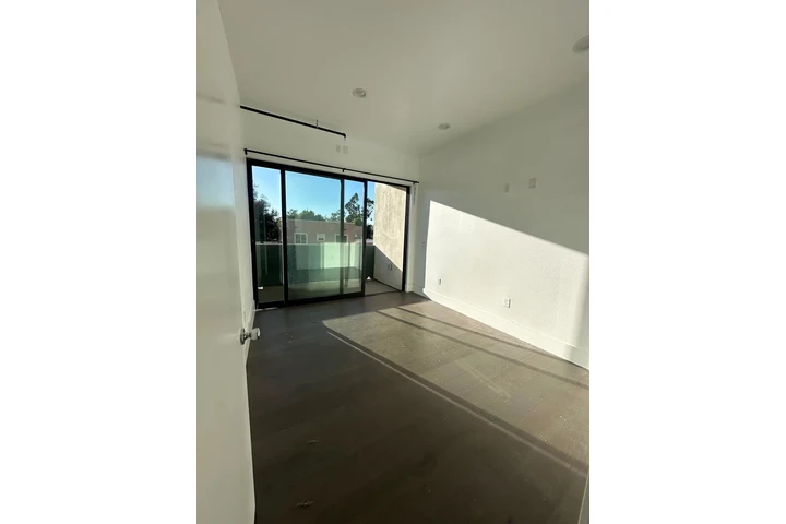 $1200 : Renta recamara (Santa Ana) image 3