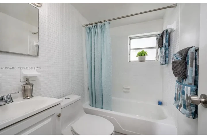 $1500 : 1 bedroom 1 bath Apt in Miami image 6