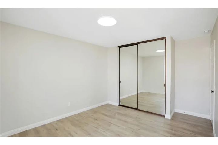 $2300 : 3 Bedroom Apartment in LA image 8