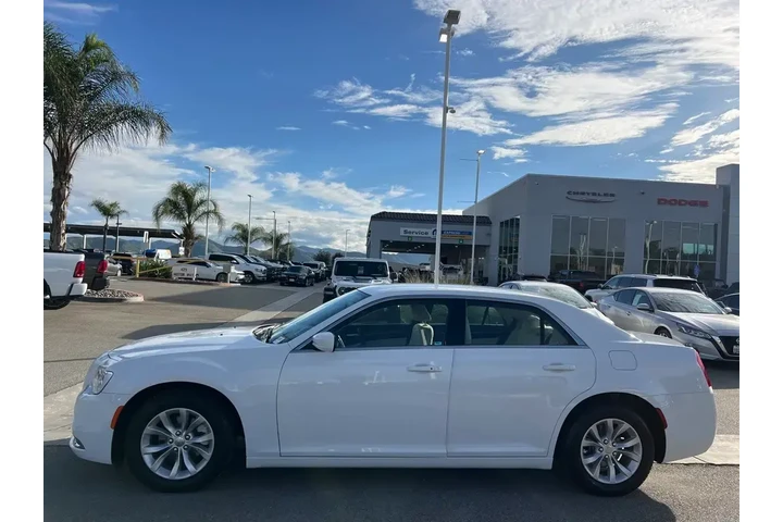 $29998 : Chrysler 300 2023 Touring 4d image 5