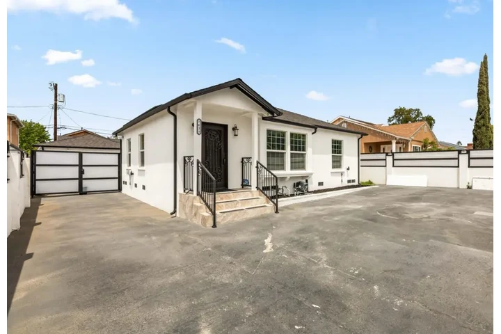 $2500 : 3Bed 2Bath House in South Gate image 2