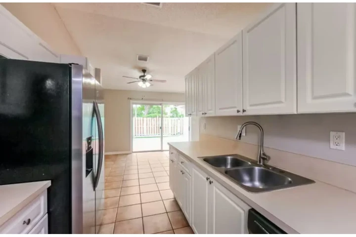 $2400 : 2 Bed 2 Bath Home in Miami FL image 5