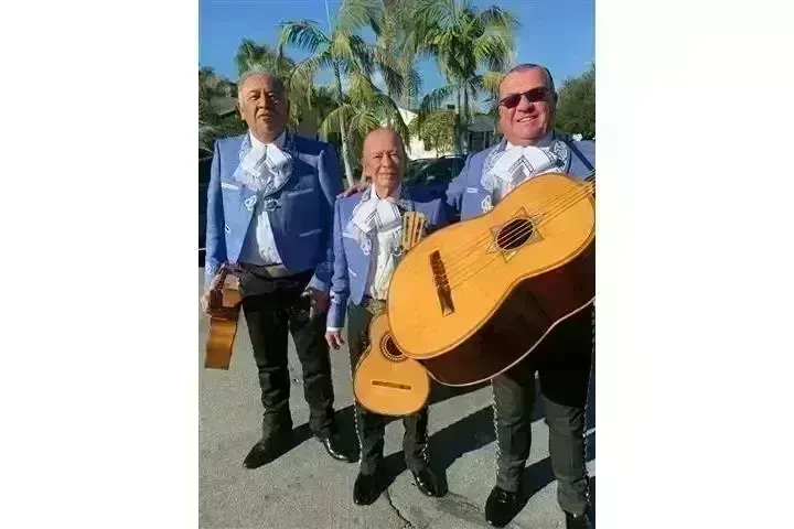 TRÍO LOS MUÑECOS image 1