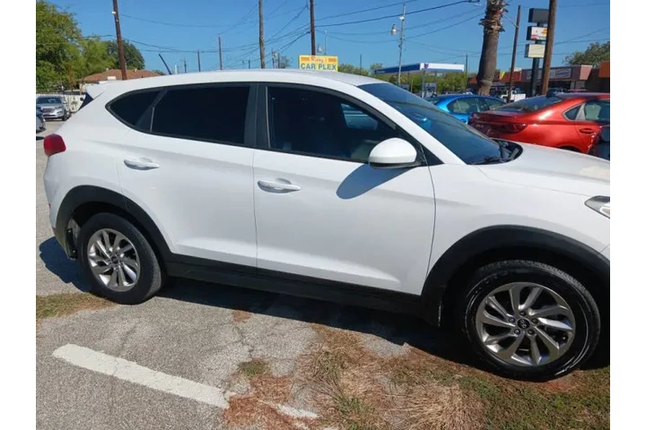 $12800 : 2016 Tucson SE image 2