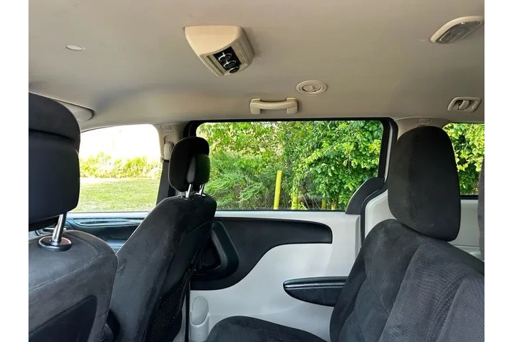 2017 Grand Caravan SE image 8