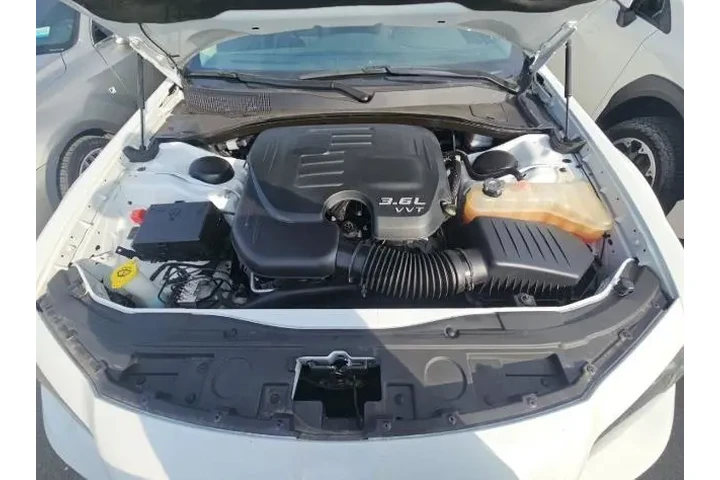 $26400 : Chrysler 300 2022 Touring 4d image 5