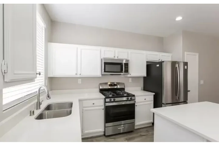 $2300 : Available 3bed/2bath in NV USA image 1