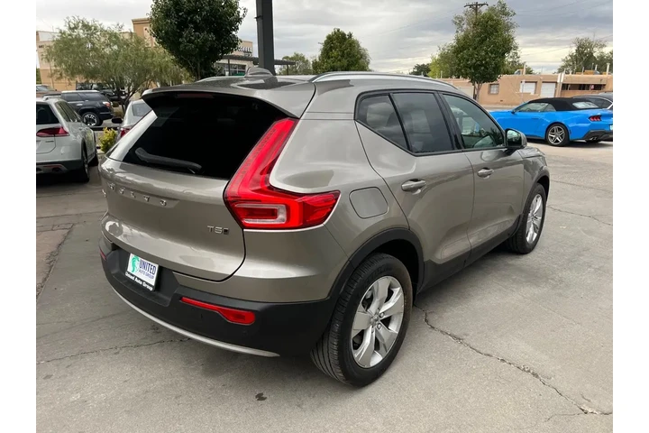 2022 XC40 T5 Momentum AWD image 5