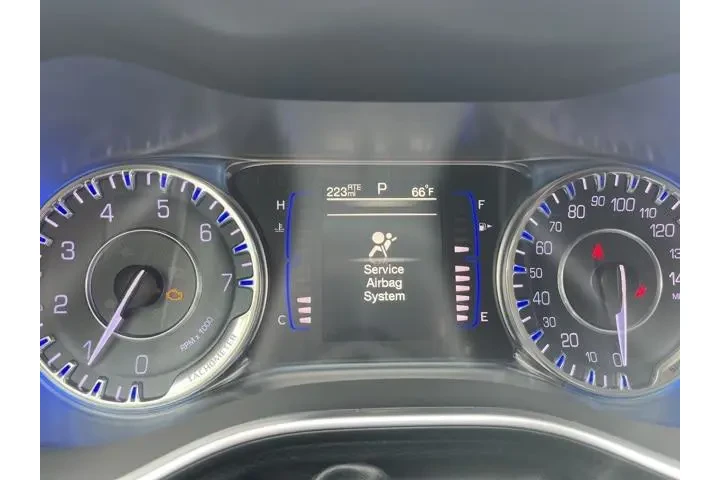 $2987 : Chrysler 200 2016 Limited 4d image 8