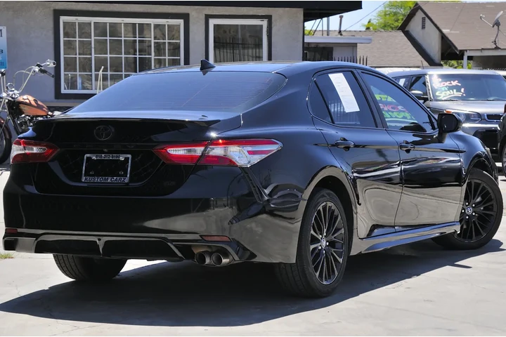 2019 Toyota Camry SE image 6