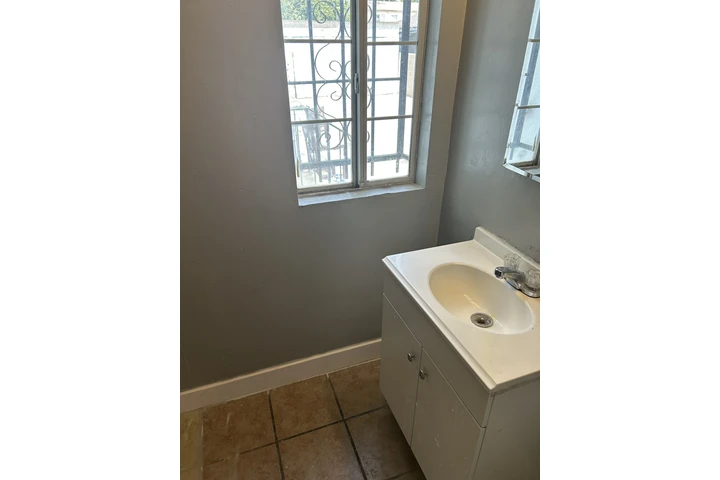 $1150 : 2 bdrm 1 bath duplex for rent image 5
