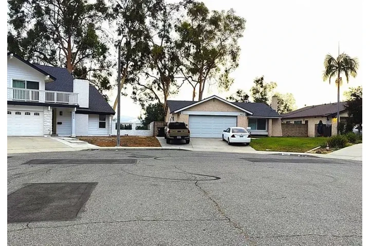 $2700 : 2127 sq ft. Upstairs is wood image 2