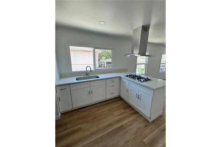 $2200 : Beautiful Home 1B/1B image 2