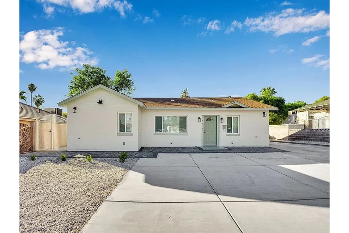 $980 : updated charming 2-bath home image 1