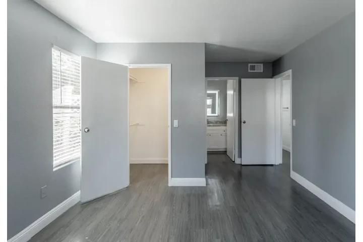 $1000 : Two Bedroom at college Avenue image 1