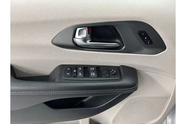 $24300 : Chrysler Pacifica 2023 Touri image 5