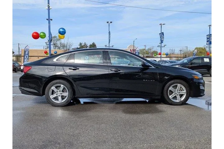 $16887 : Chevrolet Malibu 2023 LT 4dr image 3