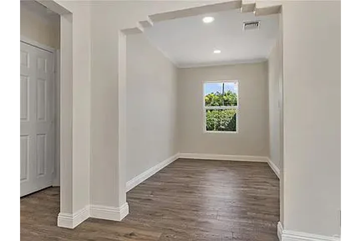 $1100 : Carson con garaje independient image 1