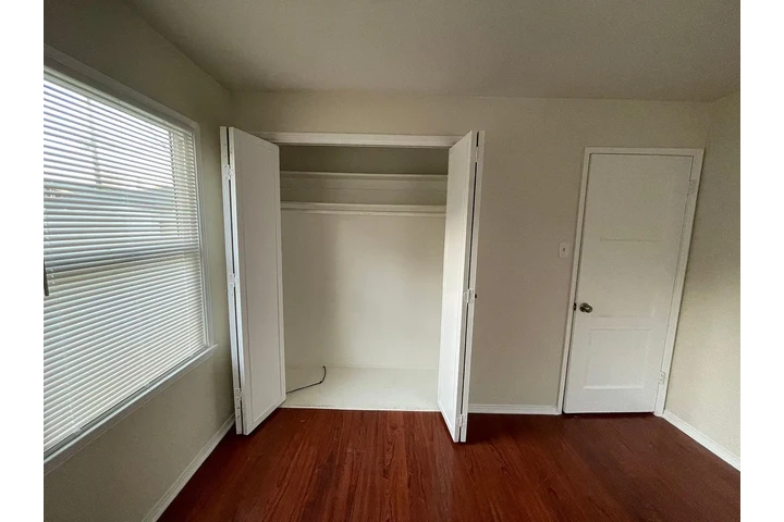 $800 : Spacious 2 bed, 1 bath freshl image 4
