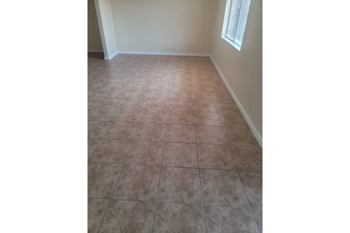 $1200 : 0/1 140 e. Manchester ave. image 5