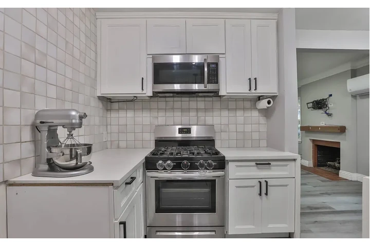 $750 : charming Spanish-style Home image 5