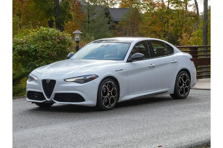 $21920 : Alfa Romeo Giulia 2023 AWD S image 1