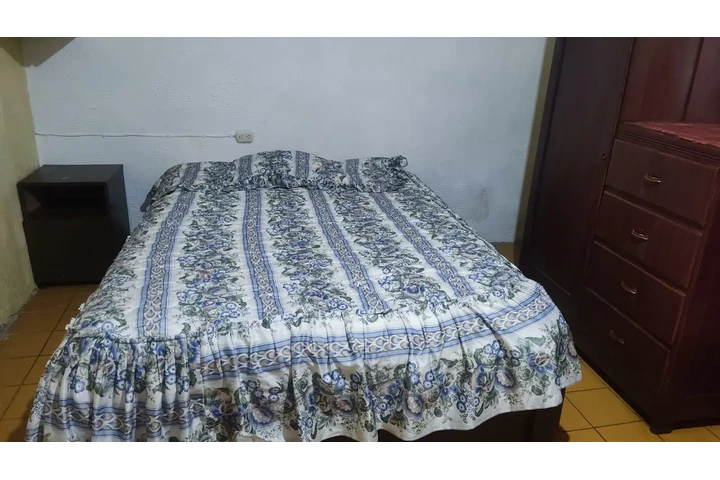 $2500 : Se renta cuarto céntrico image 1