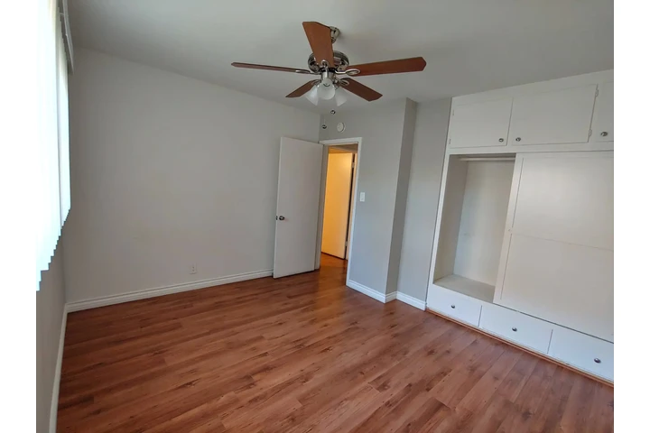 $1100 : En Glendale, se renta cuarto image 4